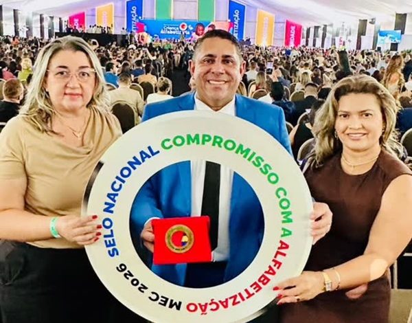 Aparecida recebe premiação nacional em alfabetização e destaca trabalho coletivo na educação